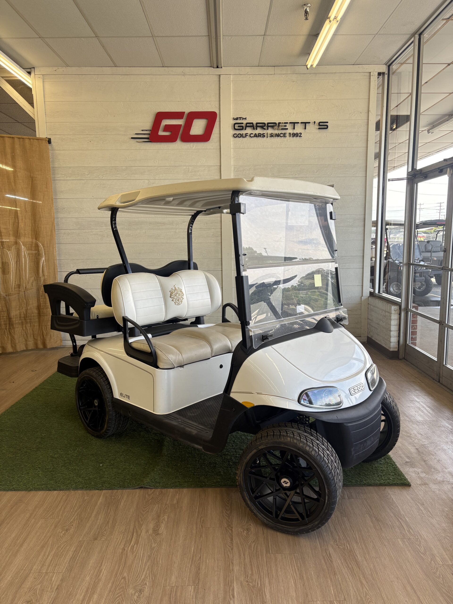 #10 - E-Z-GO White RXV ELiTE (Lithium Battery)